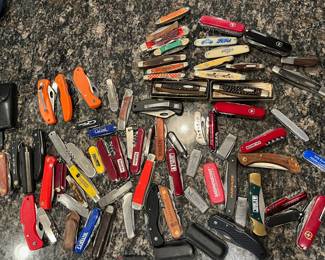 Lots of pocket knives
