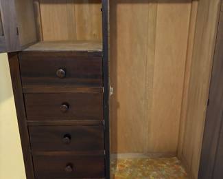 Armoire detail 
