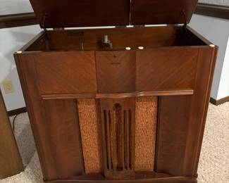 RCA Victrola radio and record player
