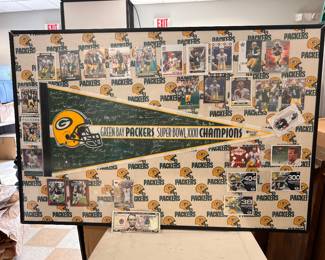 FRAMED GB PACKER SUPER BOWL 31 PENNANT AND 27 BRETT FAVRE FOOTBALL CARDS.