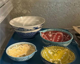 Lot 313: Blue-and-white ceramic bowls with colorful interiors
