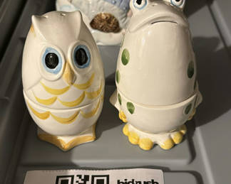 Lot 249: Ceramic animal figurine set (owl and frog) with decorative balloon piece