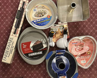 Lot 123: New Assorted Bakeware and Kitchen Accessories