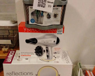 Lot 89: Vidal Sassoon Hair Dryer, Conair Vanity Mirror and Cosmetic Organizer