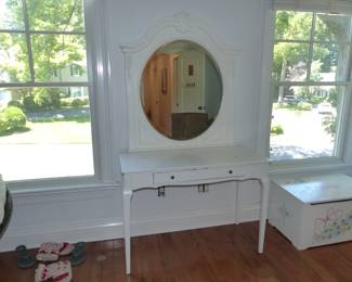White Vanity Table With Mirror