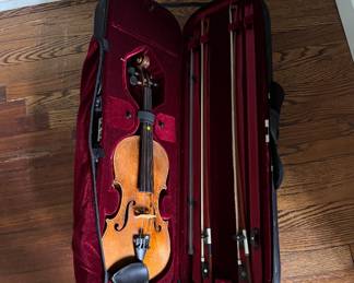 Stringers of London Violin. Photo 1 of 2. 