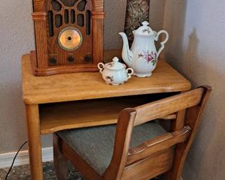 CHILDS DESK AND CHAIR, ANTIQUE STYLE RADIO