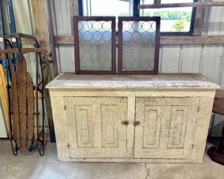 Primitive Cupboard, Windows