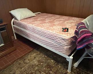 iron bed 