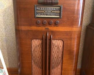Cool vintage RCA cabinet radio