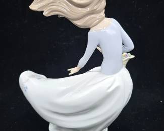Figurine back