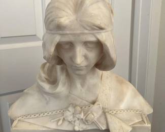 Remember earlier when I said there was a close-up view of the statue on top of the desk? Here it is.