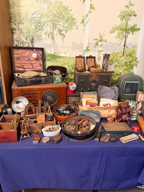 Table of vintage smalls β wooden boxes, cameras, tins & carved figures
