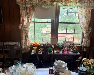 Table of vintage china dishes & dinnerware