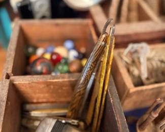 Vintage marbles, keys & agate slices in wooden box
