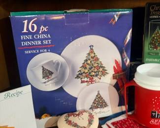 16-piece Christmas tree china dinner set new