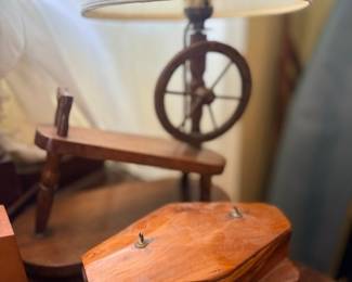 Vintage spinning wheel table lamp