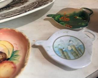 Hand-painted porcelain shell-shaped trinket dishes