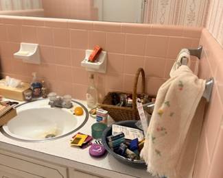 Assorted toiletries & bathroom household items