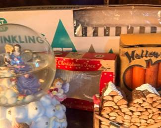 Twinkling snow globe and Christmas tree decor set