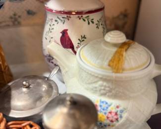 Cardinal design teapot with china sugar creamer