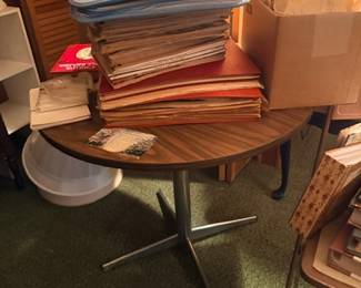 Round pedestal side table with magazines