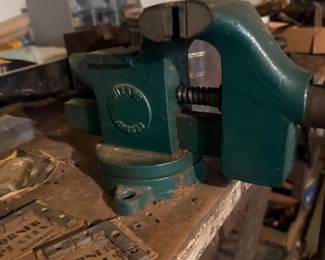 Mounted workshop bench vise