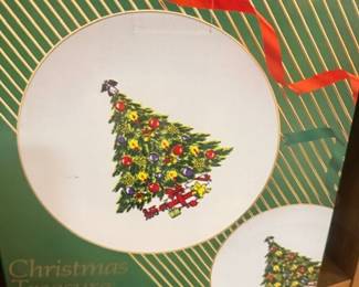 Christmas Treasures porcelain gold trim dinnerware