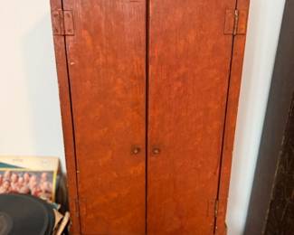 Antique wooden phonograph cabinet & 78 records
