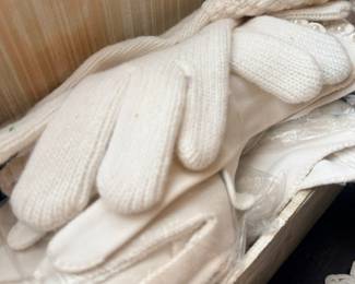 Vintage white knit gloves & lace