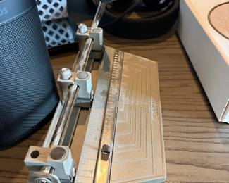 Paper trimmer and office equipment