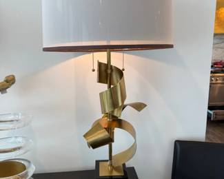 Sculptural brass ribbon table lamp