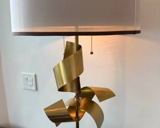 Sculptural brass ribbon table lamp, close detail