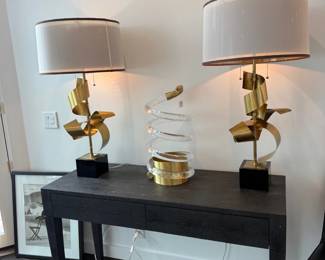 Pair of sculptural brass ribbon table lamps