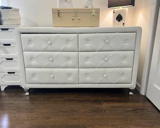 MATCHING DRESSER. 3 PIECE SET.