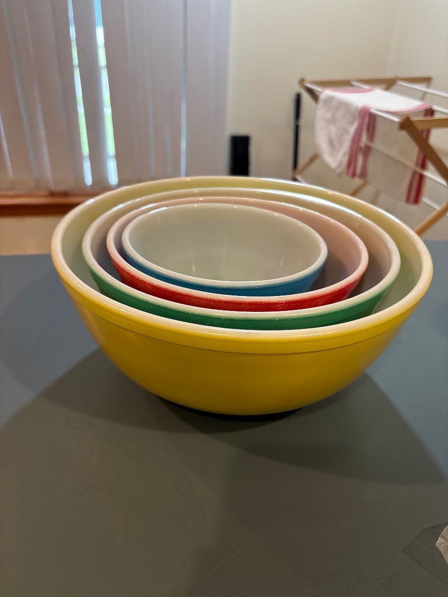 Pyrex mixing bowls 