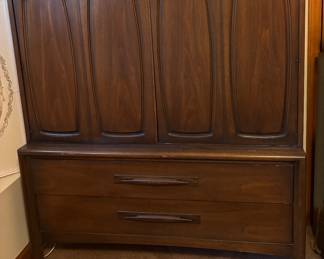 Broyhill Premiere Gentlemans chest