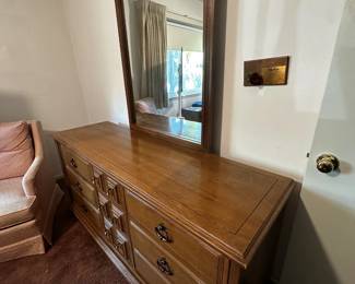 Stanley dresser w/Mirror - Oak, Vintage 1970's