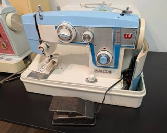 White Sewing Machine 639