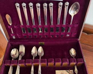 Silverplate silverware set