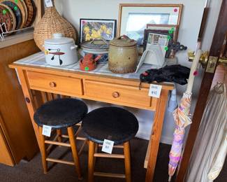 Small desk, stools, decorative pieces