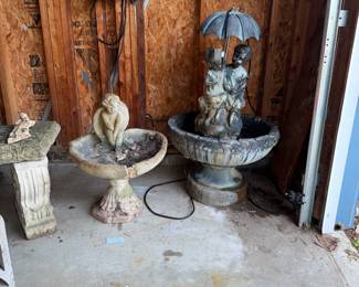 Concreate Bird Bath, Working Water Fountian w/2 Children under Umbrella