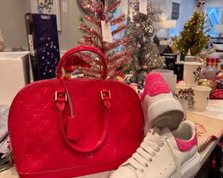Louis Vuitton Patten Leather Purse. Photo 1 of 2