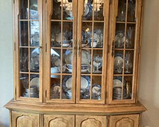 Thomasville Country Manor Hutch
