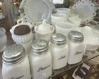 ANTIQUE VINTAGE MILK GLASS