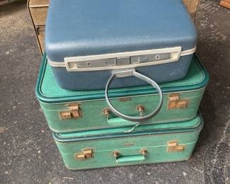 Vtg suitcases 