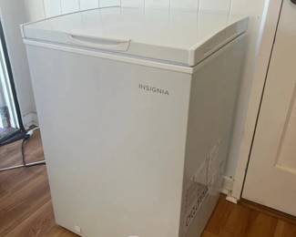 KFF036 3.5 CU FT Insignia Chest Freezer