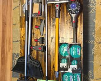 KFF047 Dyson Stick & Other Cleaning Supplies