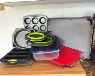 KFF048 Pyrex Dish, Caraway Ceramic Coated Pan, & Kitchen Items