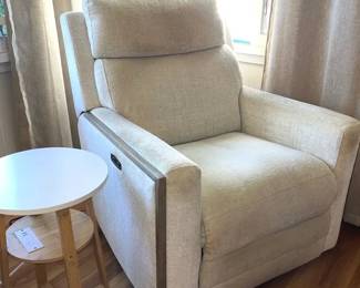 KFF016 Modern Style Power Recliner & Side Table